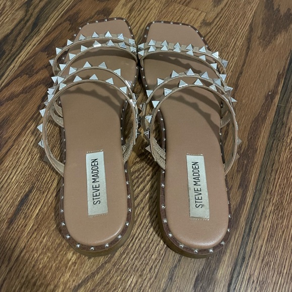 Steve Madden Studded Sandal. Size 7.5. Great Condition! - Picture 3 of 5